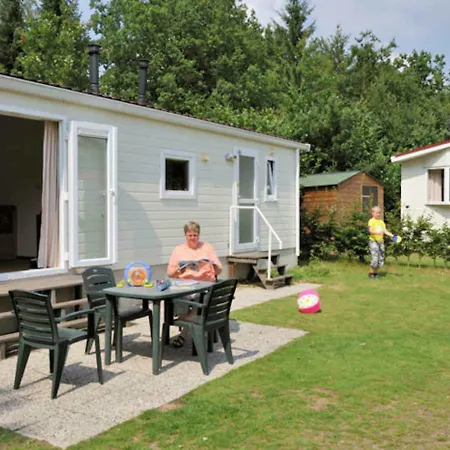 Cozy Chalet With A Terrace And Garden, Located On The Veluwe בית נופש